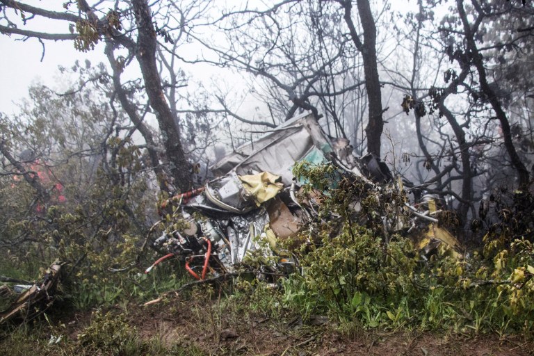 Destroços do helicóptero do presidente iraniano Ebrahim Raisi no local do acidente em uma montanha na área de Varzaghan, noroeste do Irã, 20 de maio de 2024