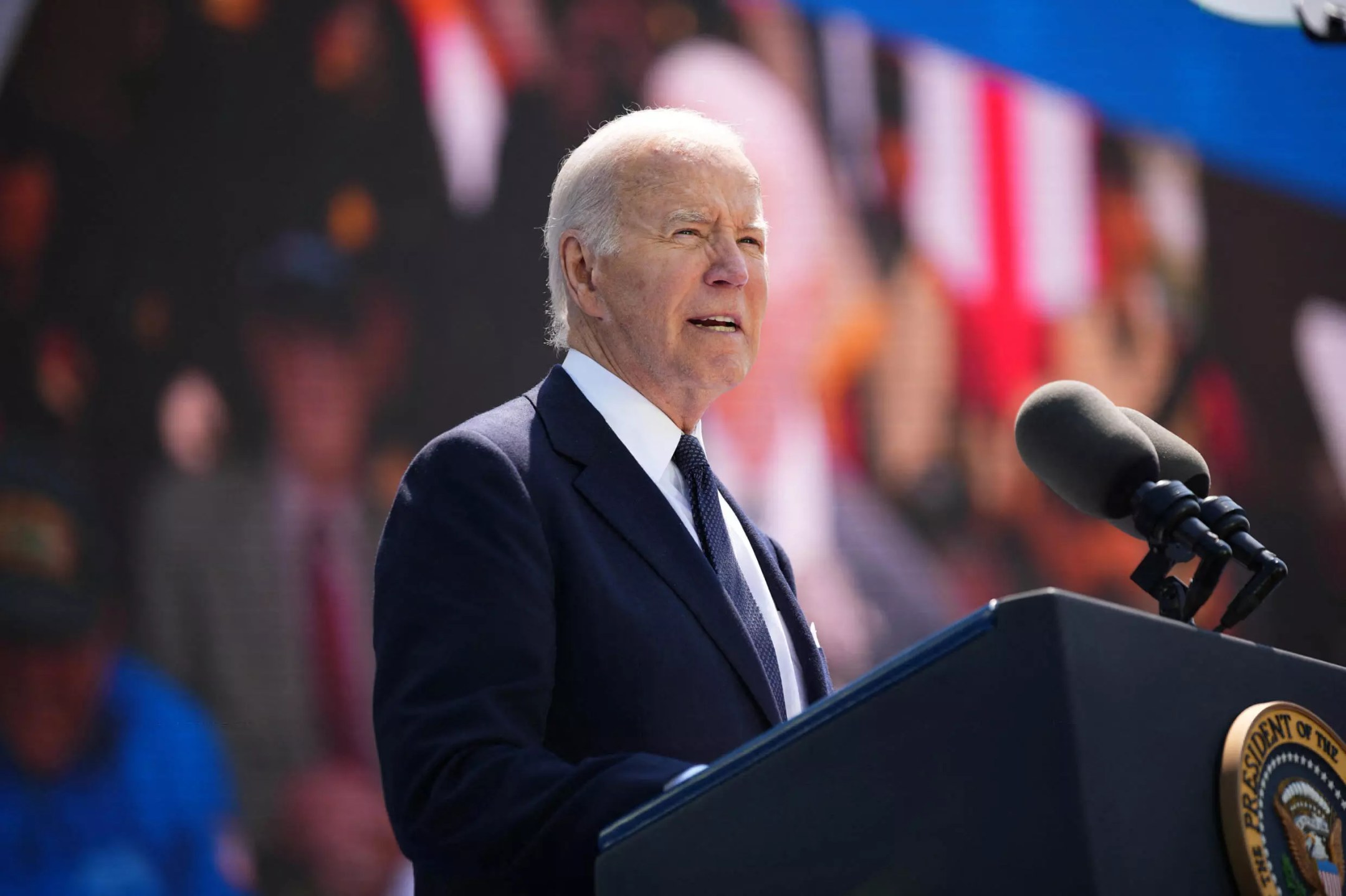 Joe Biden discursa na cerimônia pelos 80 anos do desembarque das tropas aliadas na França, em Colleville sur Mer, em 6 de junho de 2024