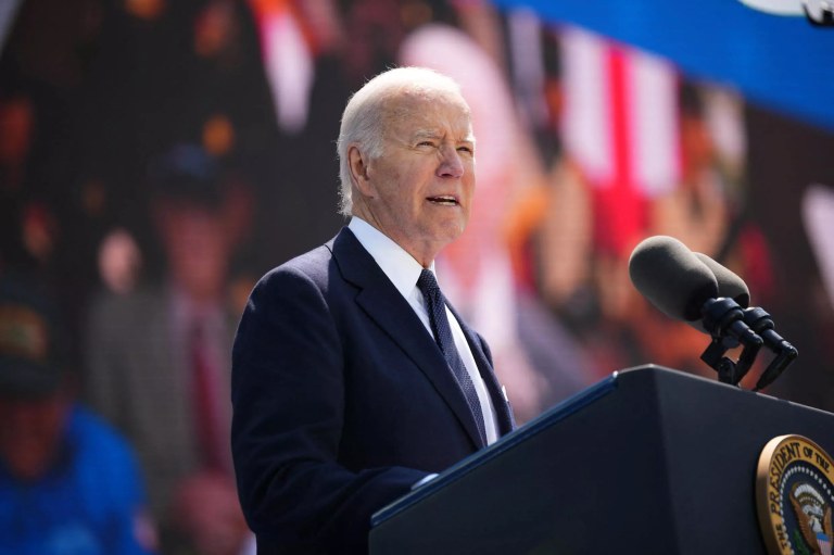 Joe Biden discursa na cerimônia pelos 80 anos do desembarque das tropas aliadas na França, em Colleville sur Mer, em 6 de junho de 2024