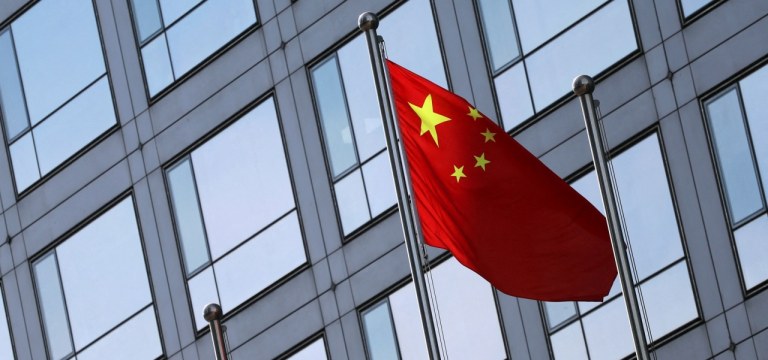 Bandeira chinesa no prédio da Comissão Reguladora de Valores Mobiliários da China (CSRC), em Pequim