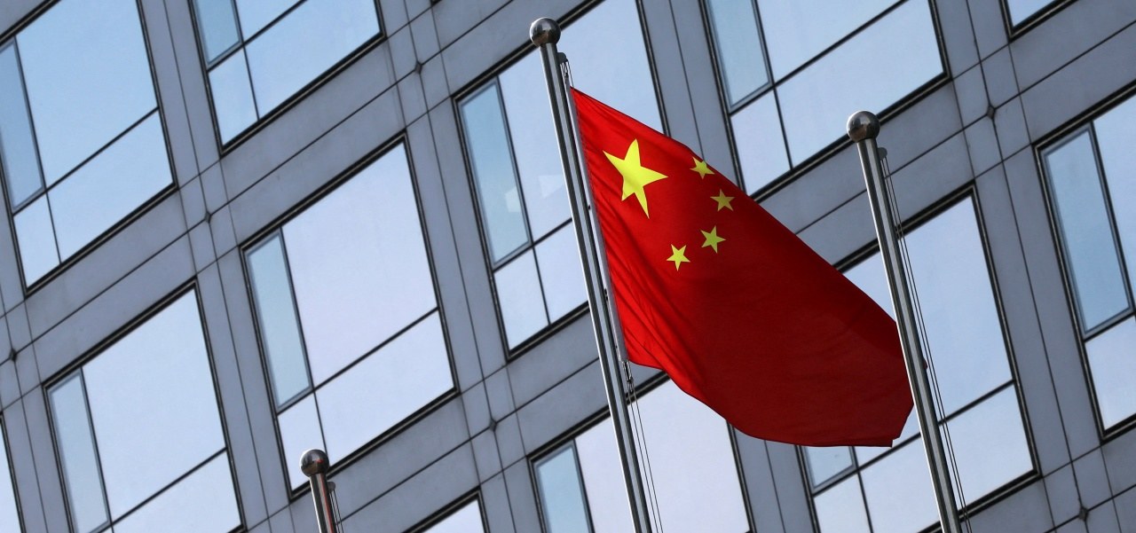 Bandeira chinesa no prédio da Comissão Reguladora de Valores Mobiliários da China (CSRC), em Pequim