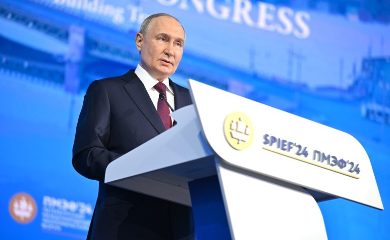 Vladimir Putin discursa no SPIEF 2024, em São Petersburgo