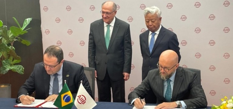 Geraldo Alckmin e Nelson Barbosa em assinatura de acordo do BNDES com o Aiib