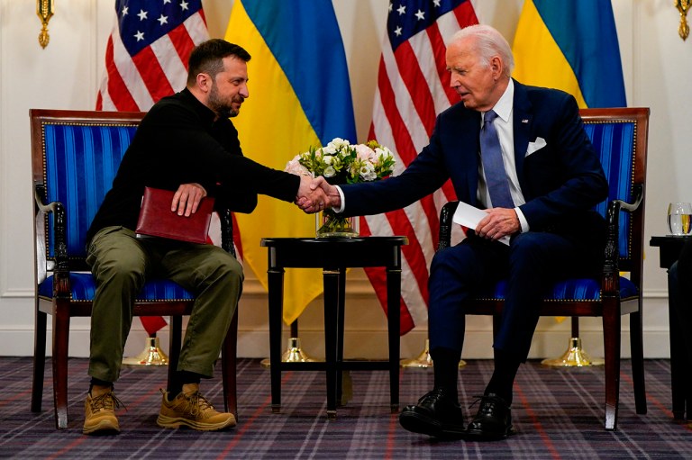 Presidentes Volodymyr Zelensky, da Ucrânia (à esq.), e Joe Biden (EUA)
