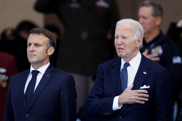 Macron e Biden durente cerimônia comemorativa dos 80 anos do desembarque na Normandia REUTERS/Christian Hartmann