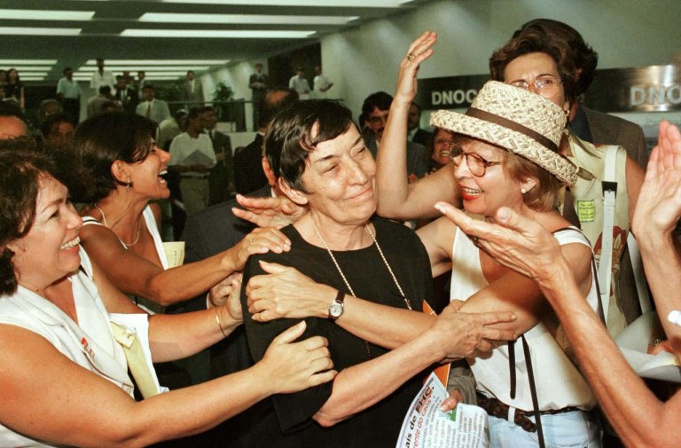 FOTO DE ARQUIVO: A então parlamentar da oposição Maria da Conceição Tavares, do Partido dos Trabalhadores (PT), está cercada por apoiadores ao chegar do lado de fora da Câmara dos Deputados do Congresso antes de votar um polêmico projeto de reforma previdenciária em Brasília.
