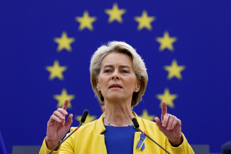 Bloco dirigido por Ursula Van der Leyen alcança maioria e ela deve ser reeleita para presidir a Comissão Europeia