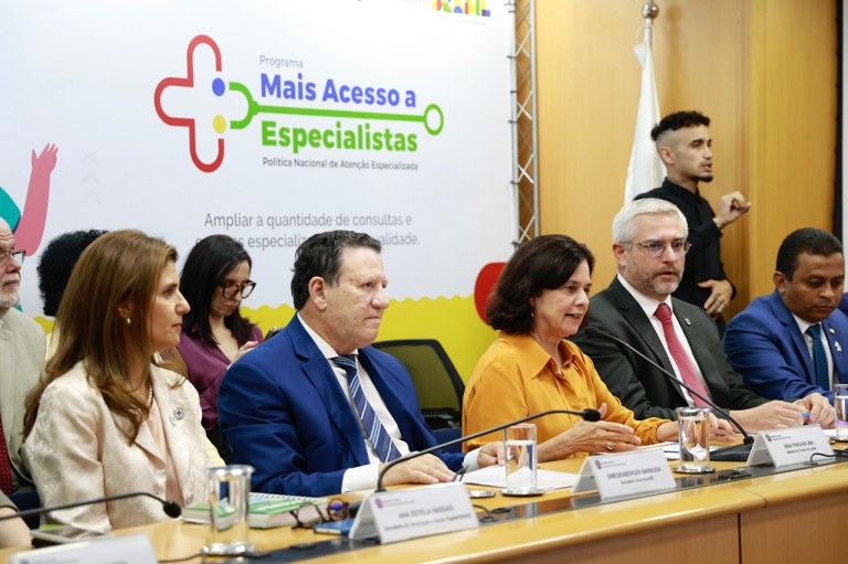 Nísia Trindade (roupa amarela) durante evento com outras lideranças em Brasília