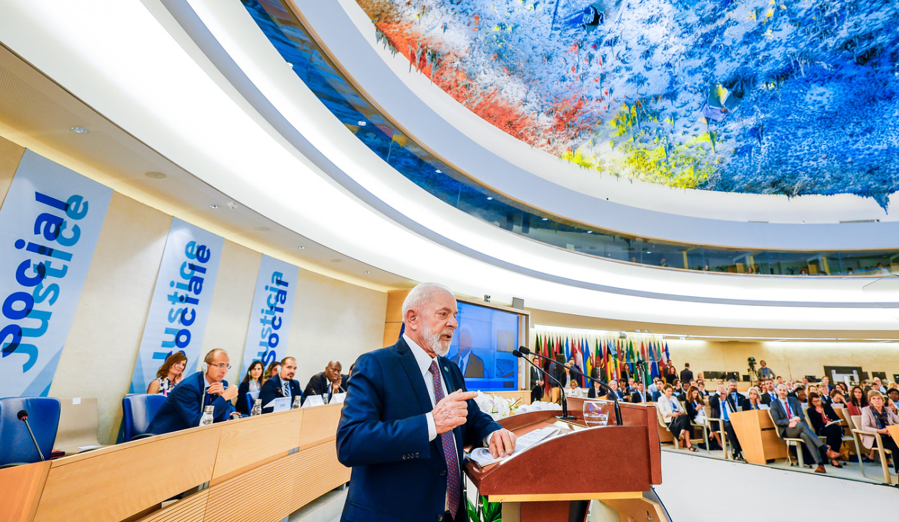 Presidente Luiz Inácio Lula da Silva durante sessão de encerramento do Fórum Inaugural da Coalizão Global para a Justiça Social no âmbito da 112a Conferência Internacional do Trabalho, no Palácio das Nações, em Genebra, Suíça