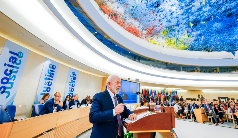 Presidente Luiz Inácio Lula da Silva durante sessão de encerramento do Fórum Inaugural da Coalizão Global para a Justiça Social no âmbito da 112a Conferência Internacional do Trabalho, no Palácio das Nações, em Genebra, Suíça