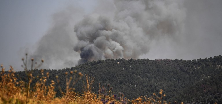 Fumaça é vista após ataques na fronteira do Líbano