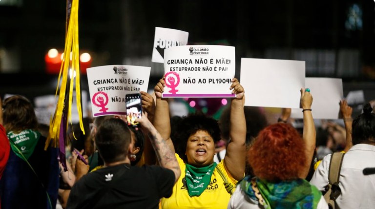 Manifestantes protestam contra projeto que equipara aborto a crime de estupro