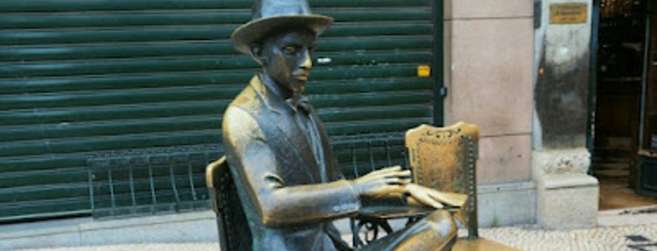 Estátua de Fernando Pessoa em Lisboa