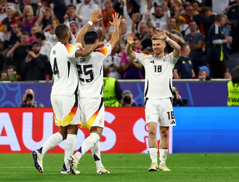 Jogadores alemães comemoram quinto gol contra a Escócia