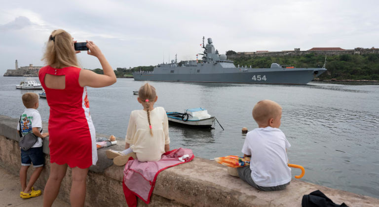 Membros da comunidade russa observam a fragata russa Almirante Gorshkov entrando na baía de Havana, Cuba, 12 de junho