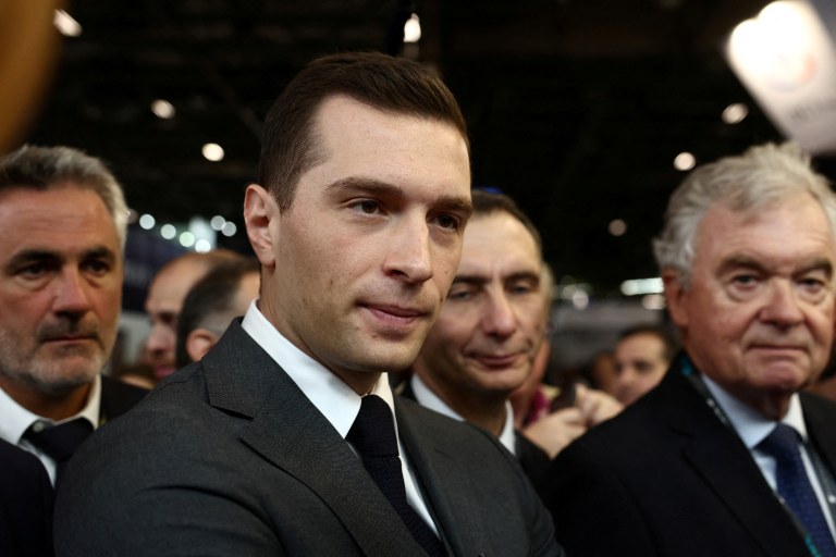 Líder do partido francês de extrema direita Reunião Nacional, Jordan Bardella, em visita a feira de defesa em Villepinte, perto de Paris