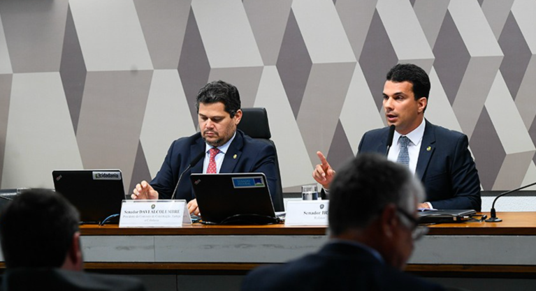 O presidente da CCJ, Davi Alcolumbre, e o relator do projeto, senador Irajá, na reunião desta quarta