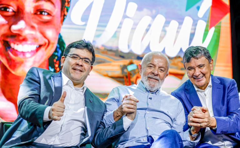 Rafael Fonteles, Lula e Wellington Dias durante cerimônia de encerramento da Caravana Federativa e anúncio de cessões de terrenos da União para o Piauí