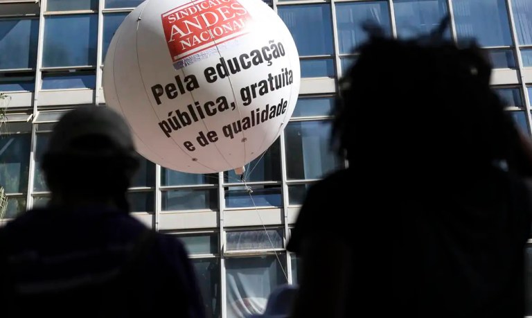Educadores em manifestação