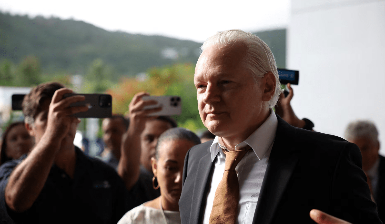 O fundador do WikiLeaks, Julian Assange, sai de um tribunal distrital dos Estados Unidos após uma audiência, em Saipan, Ilhas Marianas do Norte, EUA, 26 de junho de 2024.