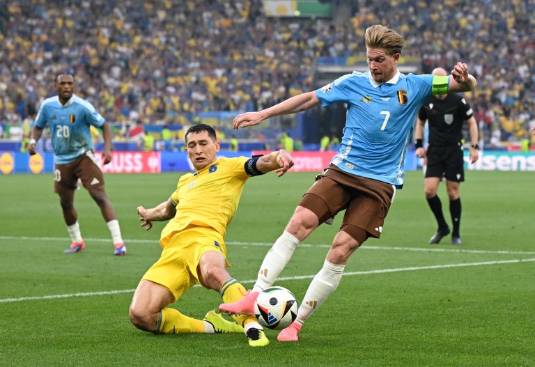 Ucraniano Taras Stepanenko disputa bola com o belga Kevin De Bruyne durante jogo da Euro 2024