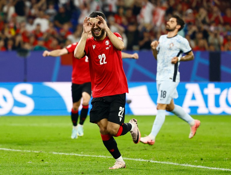 Mikautadze comemora segundo gol da Geórgia contra Portugal