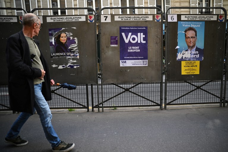 Homem caminha em frente a pôsteres com propaganda eleitoral em Paris, antes de eleição antecipada para o Parlamento da França
22/06/2024 REUTERS/Dylan Martinez