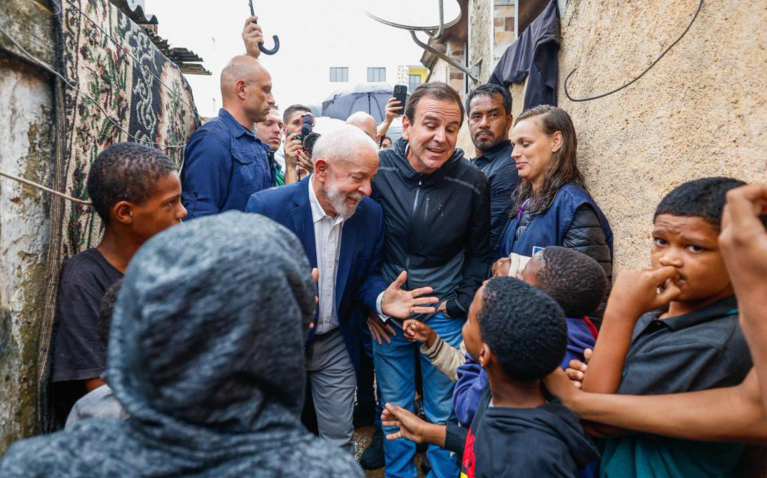 Lula e Eduardo Paes visitam a Comunidade do Aço
