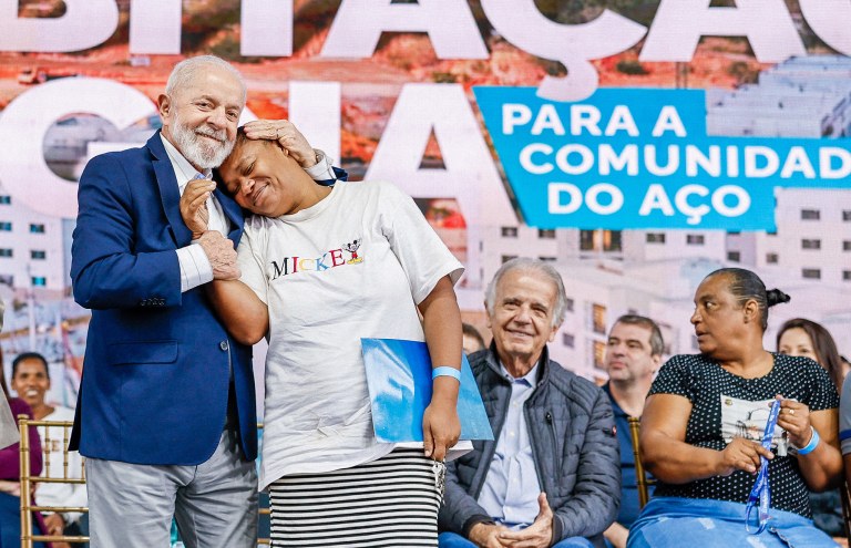 Lula entrega obra habitacional no Rio de Janeiro