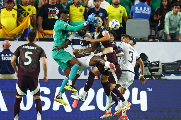 Disputa em jogo México x Equador na Copa América