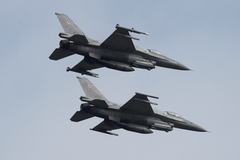 Caças F-16