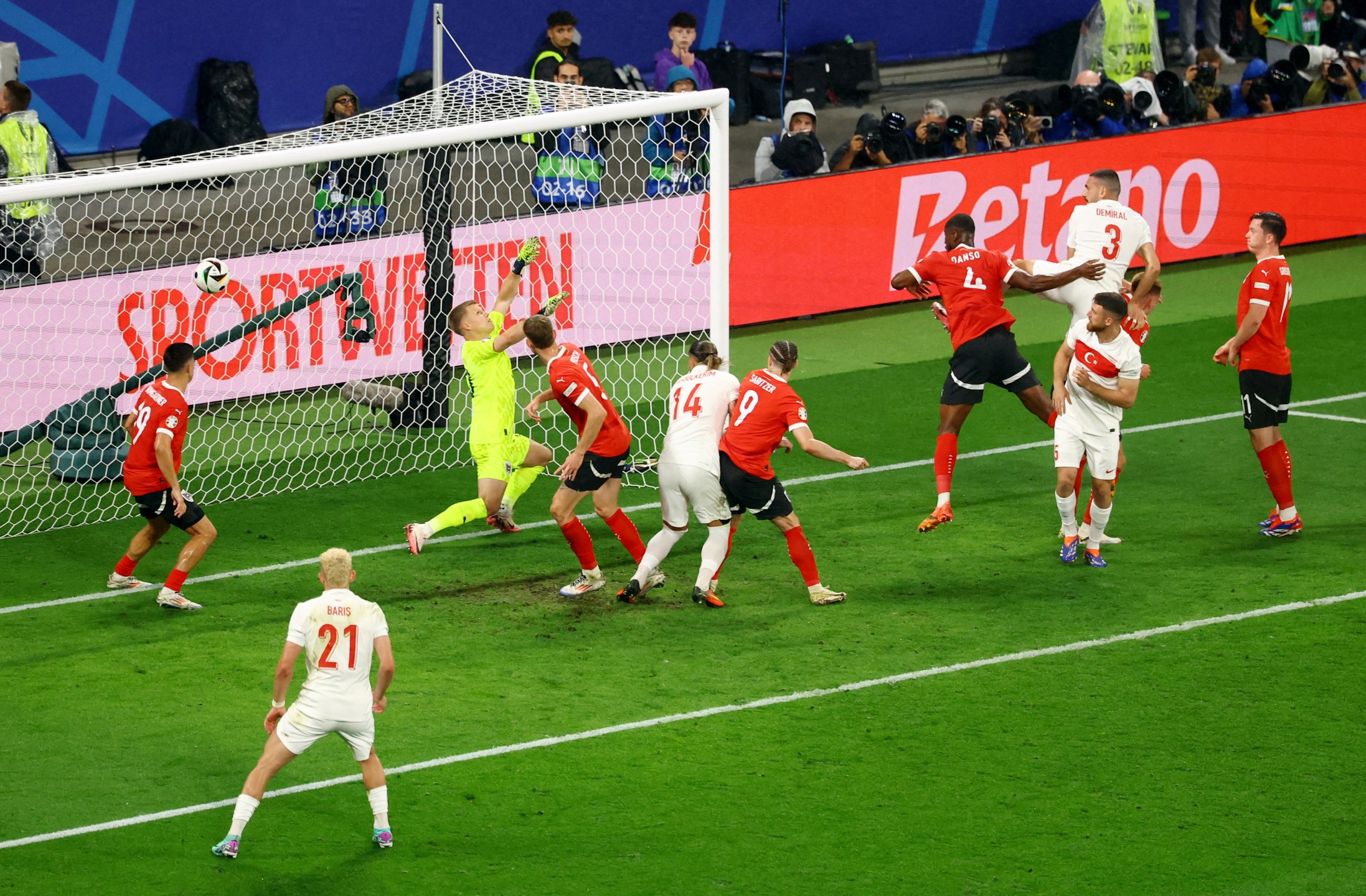 Demiral marca segundo gol da Turquia contra Áustria