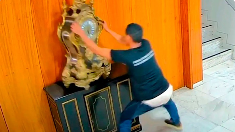 Bolsonarista quebrando relógio no Planalto