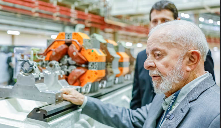 Presidente Luiz Inácio Lula da Silva durante visita às linhas de luz do Sirius no Centro Nacional de Pesquisa em Energia e Materiais (CNPEM), Campinas - SP
