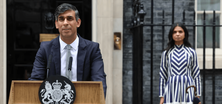 Rishi Sunak ladeado por sua esposa, Akshata Murty