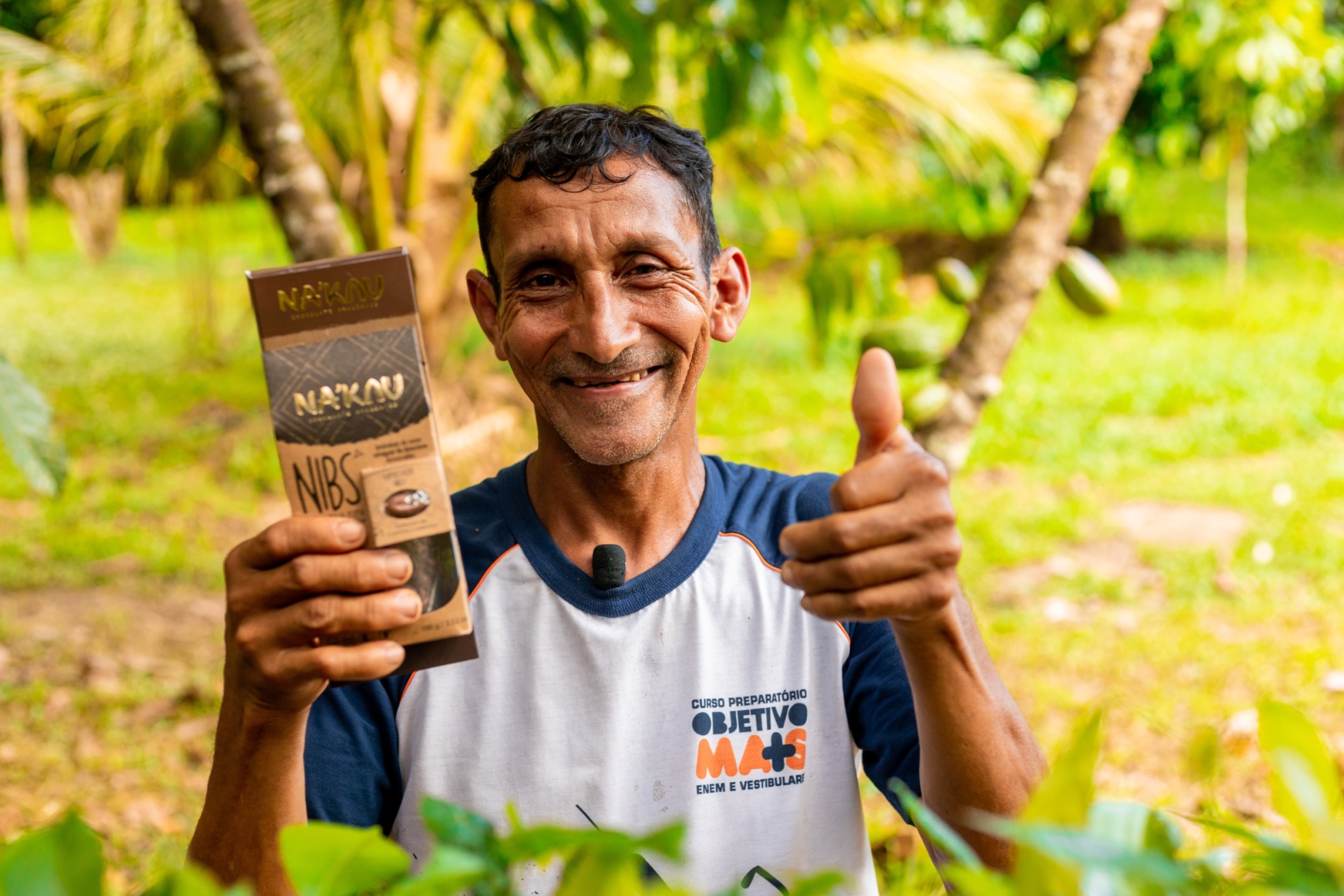 Produtor de cacau com o chocolate Na’kau.