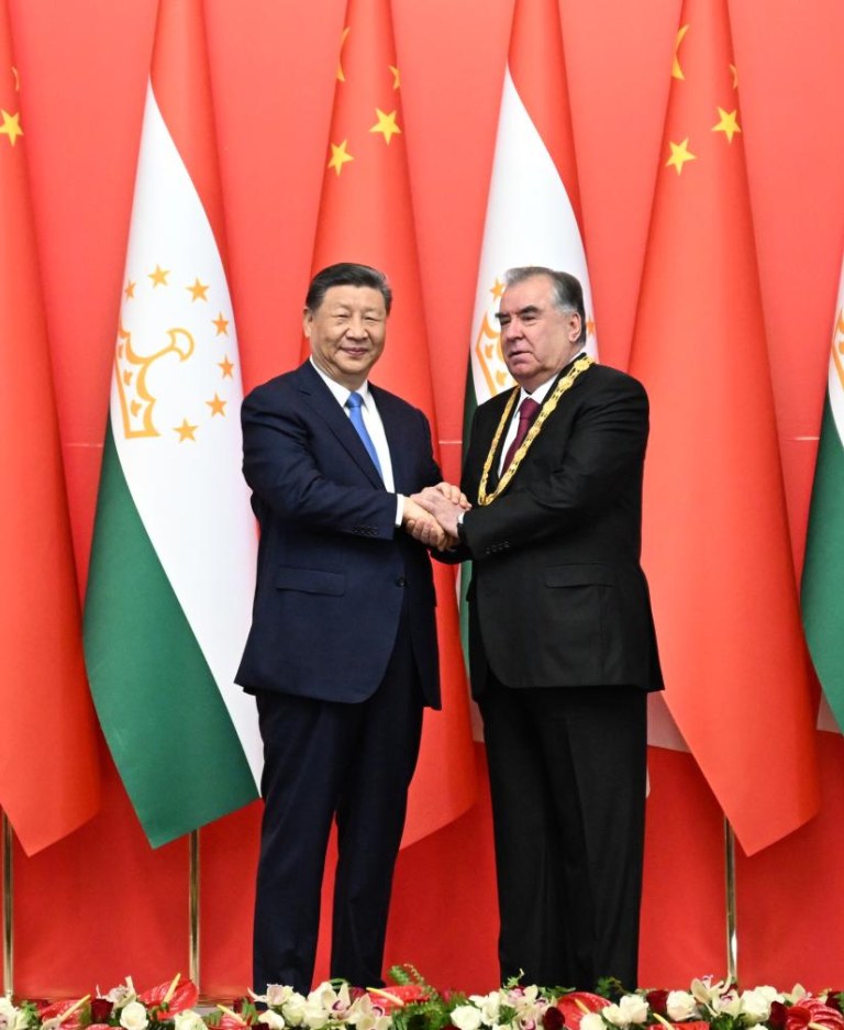 Xi concede ao presidente tadjique Rahmon medalha de amizade da China