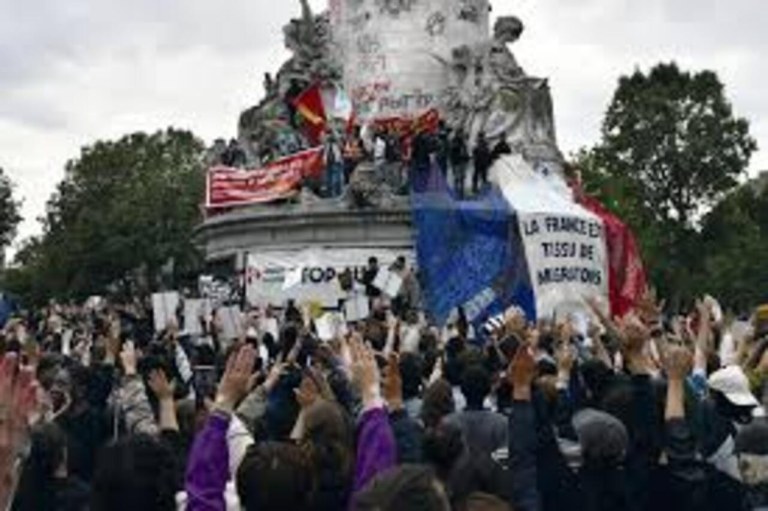 Manifestantes celebram na Praça da Repíblica, Paris, o triunfo eleitoral da esquerda