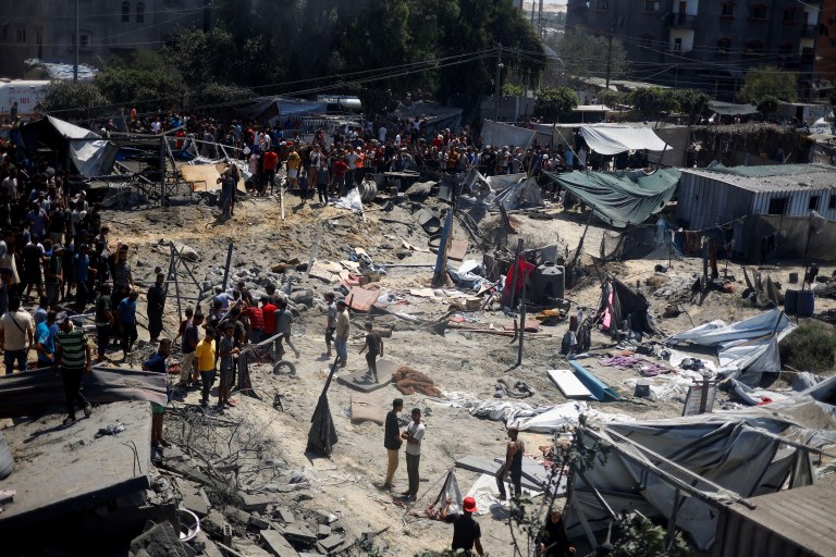 Acampamento na área de Al-Mawasi em Khan Younis, Gaza, após ataque israelense