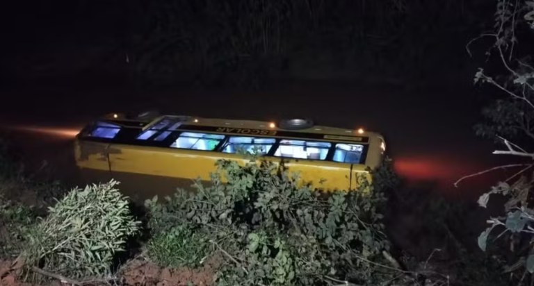 Micro-ônibus escolar cai dentro de rio em Aurora (SC)