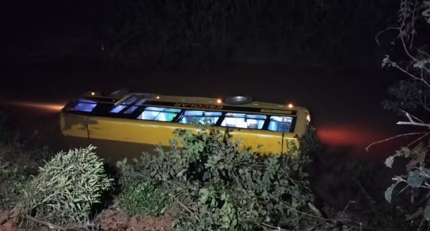 Micro-ônibus escolar cai dentro de rio em Aurora (SC)
