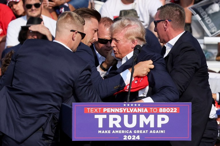 Trump é auxiliado por agentes de segurança depois de disparos serem ouvidos em comício