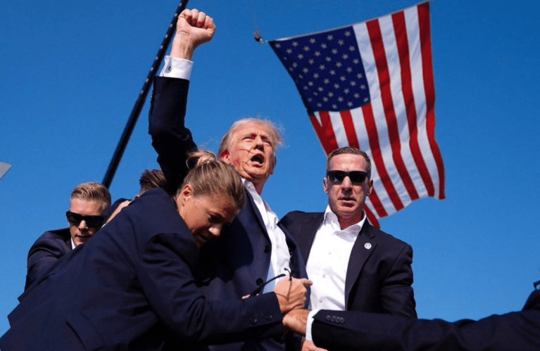 A foto de Trump após o suposto atentado