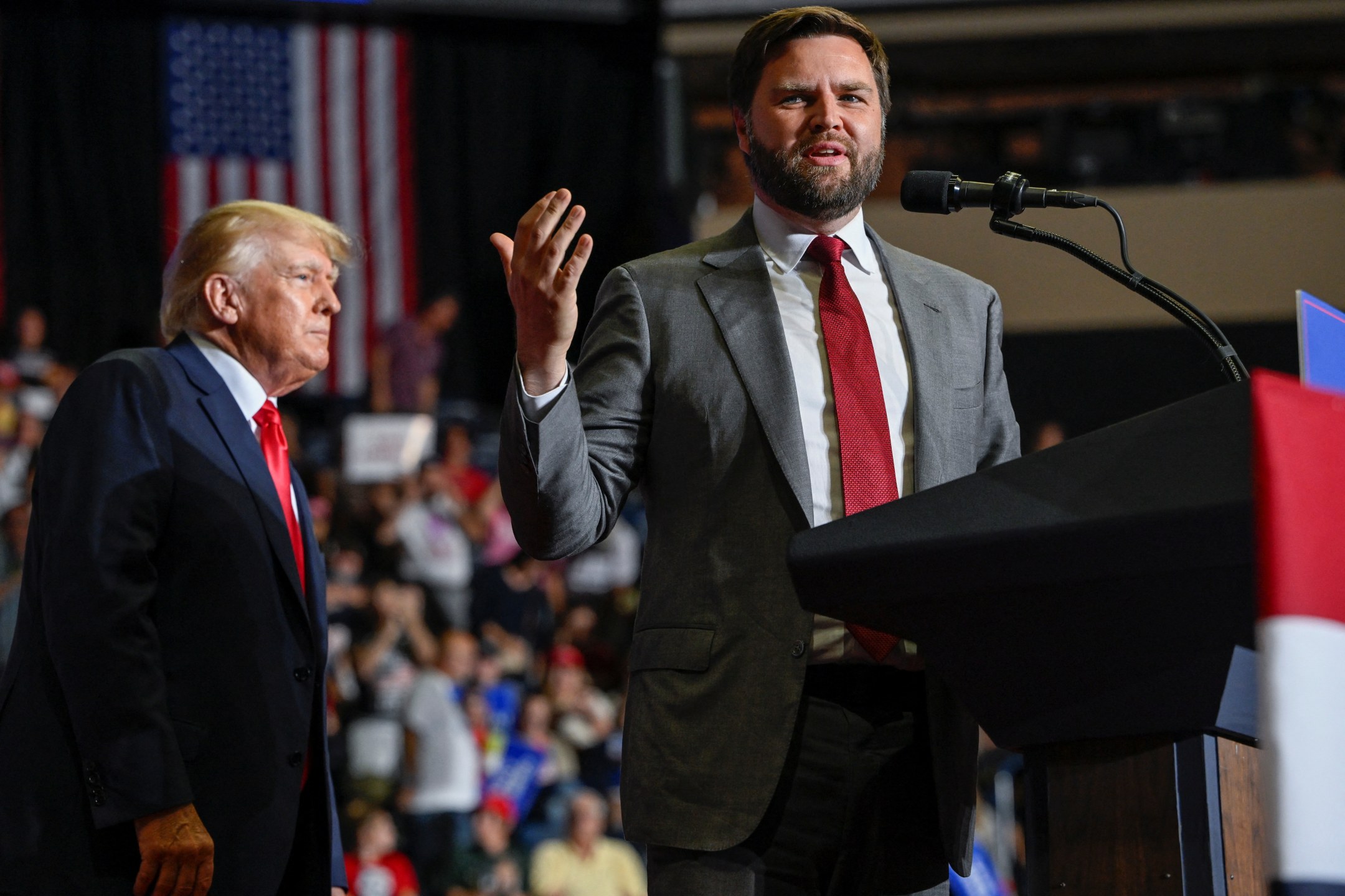 Senador dos EUA JD Vance em evento realizado pelo ex-presidente dos EUA Donald Trump em Youngstown, Ohio, EUA