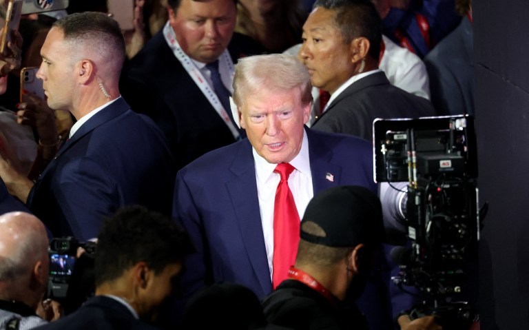 Trump aparece com curativo na orelha na convenção republicana