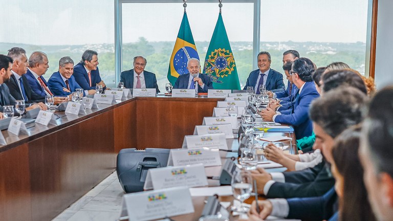 Lula (ao microfone) com ministros e representantes do setor industrial