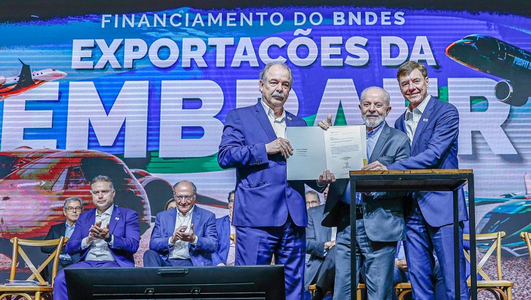 Presidente do BNDES, Aloizio Mercadante; Presidente da República, Luiz Inácio Lula da Silva e o CEO da Embraer, Francisco Gomes Neto em São José dos Campos - SP