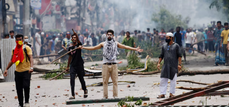 Manifestantes em confronto com a Guarda de Fronteira de Bangladesh (BGB)
