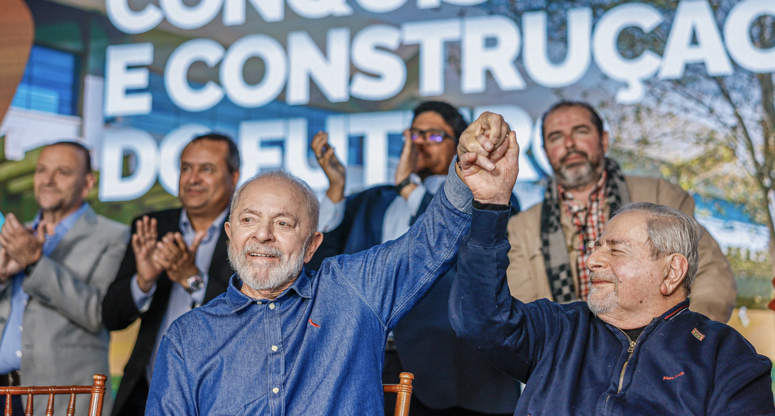 Presidente Luiz Inácio Lula da Silva durante cerimônia de celebração dos 10 anos de atividades do Campus Lagoa do Sino da UFSCar e anúncios de investimentos do Ministério da Educação, cumprimentando o escritor Raduan Nassar, no Campus Lagoa do Sino da Universidade Federal de São Carlos (UFSCar), em Buri (SP)