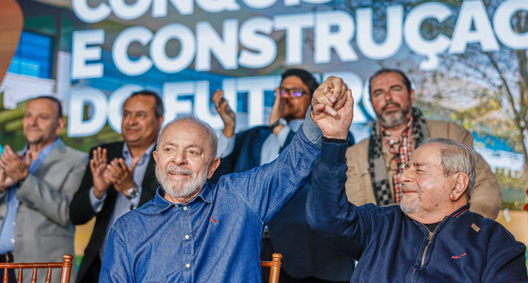 Presidente Luiz Inácio Lula da Silva durante cerimônia de celebração dos 10 anos de atividades do Campus Lagoa do Sino da UFSCar e anúncios de investimentos do Ministério da Educação, cumprimentando o escritor Raduan Nassar, no Campus Lagoa do Sino da Universidade Federal de São Carlos (UFSCar), em Buri (SP)